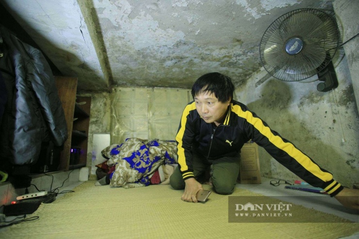 Bao năm qua ông Xuân sống trong ngôi nhà chỉ biết quỳ, nằm.&nbsp;Ảnh: Gia Khiêm