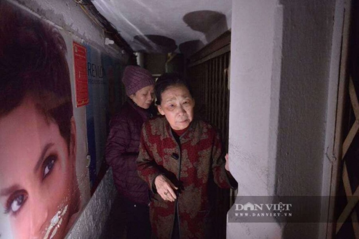 Bà Vũ Thị Phượng&nbsp;loay hoay mở cửa ngôi nhà trong ngõ sâu thiếu ánh sáng.&nbsp;Ảnh: Gia Khiêm