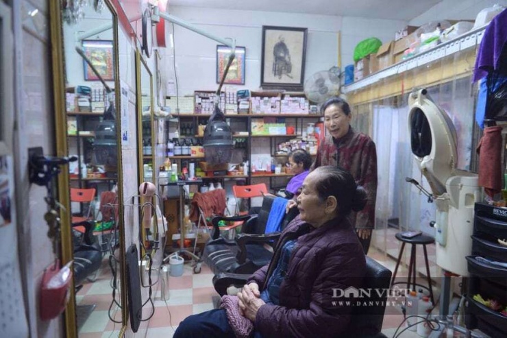 Bà Phượng gắn liền với nghề làm tóc gần cả cuộc đời.&nbsp;Ảnh: Gia Khiêm