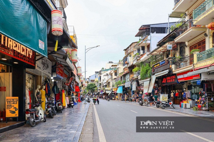 Trái ngược với cuộc sống tại các ngõ nhỏ, ở phố cổ Hà Nội kinh doanh sầm uất. Ảnh: Phạm Hưng