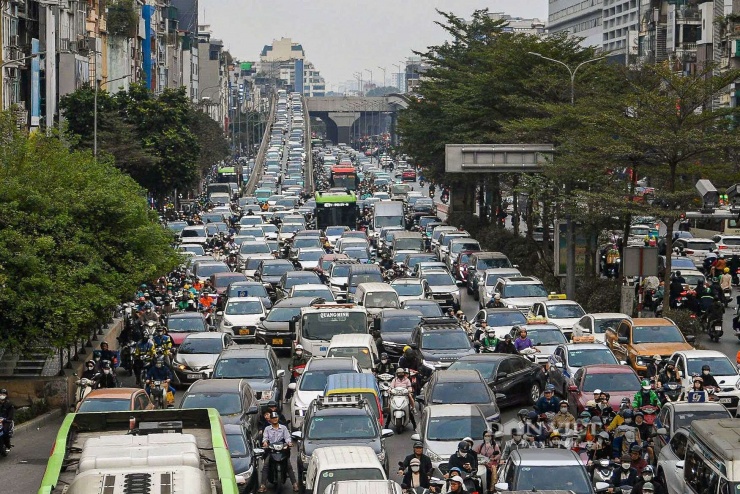 Theo ghi nhận của PV Báo Dân Việt, khoảng 17h30, nhiều tuyến đường ghi nhận mật độ phương tiện dày đặc, việc di chuyển gặp nhiều khó khăn.