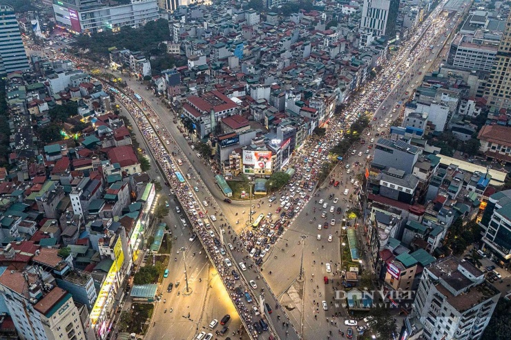 Giáp Tết, người Hà Nội mệt mỏi len lỏi giữa dòng xe ùn tắc cả ngày - 2