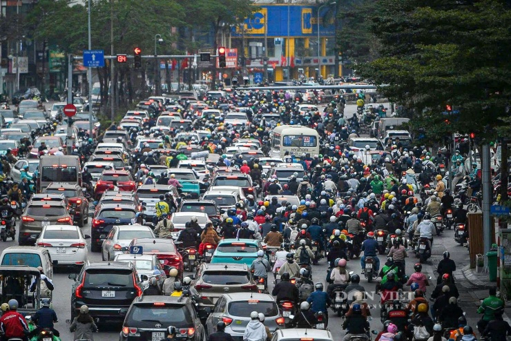 Giáp Tết, người Hà Nội mệt mỏi len lỏi giữa dòng xe ùn tắc cả ngày - 3
