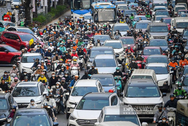 Các tuyến đường như Cầu Giấy, Khuất Duy Tiến, Nguyễn Trãi, cùng một số nút giao quan trọng rơi vào tình trạng ùn ứ kéo dài.