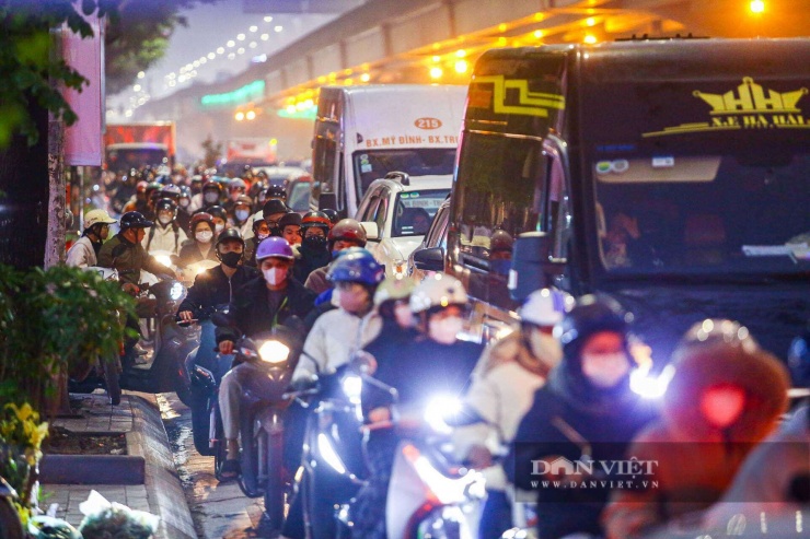 Giáp Tết, người Hà Nội mệt mỏi len lỏi giữa dòng xe ùn tắc cả ngày - 6