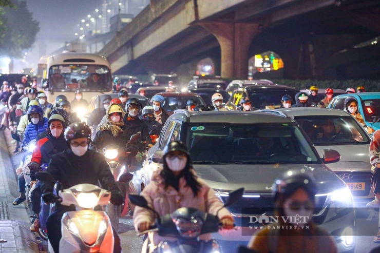 Tại đường Khuất Duy Tiến hướng đi nút giao Nguyễn Trãi- Nguyễn Xiển- Khuất Duy Tiến, dòng xe di chuyển chậm, đoạn đường ùn tắc nghiêm trọng.