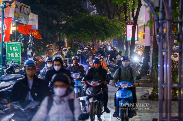 Giáp Tết, người Hà Nội mệt mỏi len lỏi giữa dòng xe ùn tắc cả ngày - 9