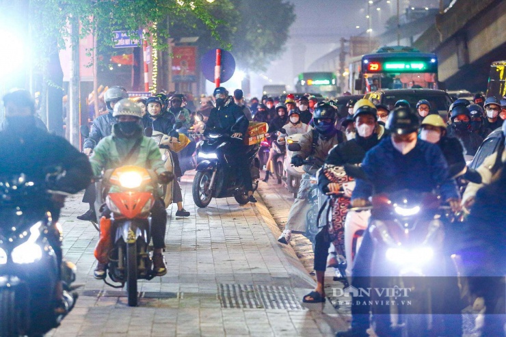 Giáp Tết, người Hà Nội mệt mỏi len lỏi giữa dòng xe ùn tắc cả ngày - 10