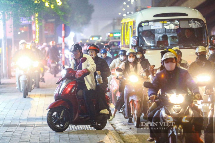 Nhiều phương tiện kéo nhau phi lên vỉa hè để thoát tắc.