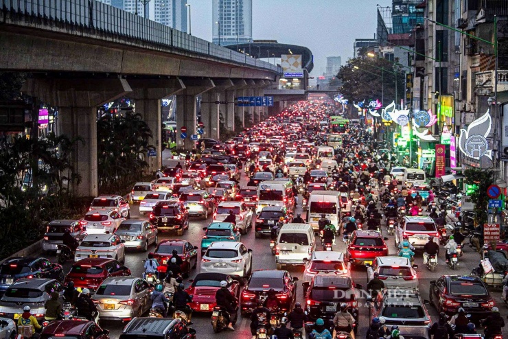 Cách đó không xa, trên tuyến đường Nguyễn Trãi, các phương tiện di chuyển chậm, giao thông ùn ứ.&nbsp;Các phương tiện nối đuôi nhau di chuyển chậm, người dân phải nhích từng chút một.