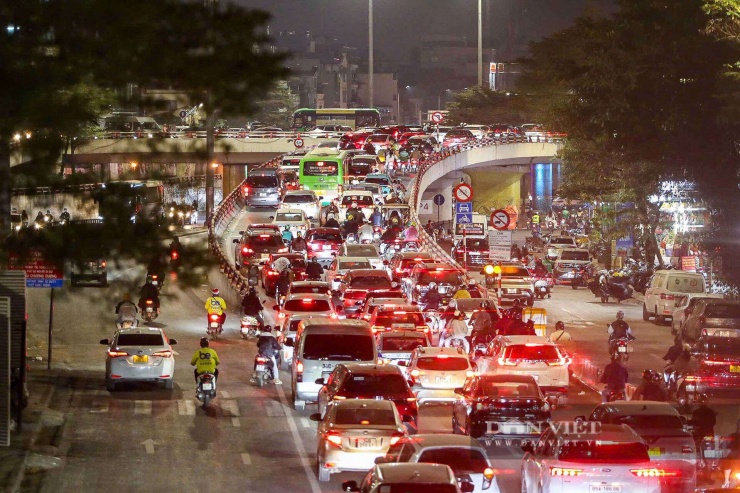 Giáp Tết, người Hà Nội mệt mỏi len lỏi giữa dòng xe ùn tắc cả ngày - 15