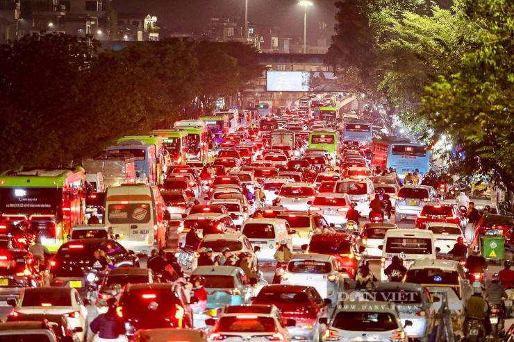 Giáp Tết, người Hà Nội mệt mỏi len lỏi giữa dòng xe ùn tắc cả ngày - 16