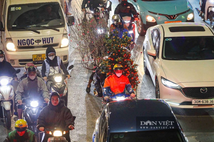 Những ngày này, nhu cầu mua sắm chuẩn bị Tết Nguyên đán tăng cao, khiến tình trạng ùn tắc giao thông tại nhiều khu vực trở nên căng thẳng và nhức nhối hơn.