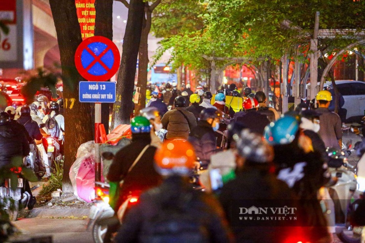 Càng về những ngày cuối năm, nhu cầu mua sắm, đi lại, về quê của người dân tăng cao, khiến nhiều tuyến đường, ngả phố của Thủ đô Hà Nội thường xuyên xảy ra ùn tắc cục bộ từ sáng sớm đến tối muộn.