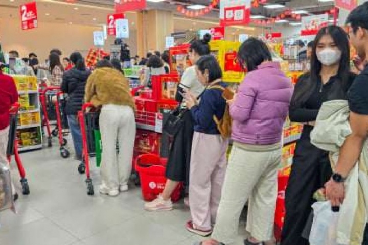 Siêu thị Hà Nội thất thủ ngày cận Tết: Khuyến mãi ngập tràn, khách dài cổ xếp hàng 30 phút thanh toán