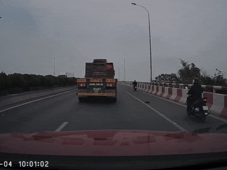 Xe đầu kéo vượt ẩu tông ô tô con xoay 180 độ, văng vào thành cầu