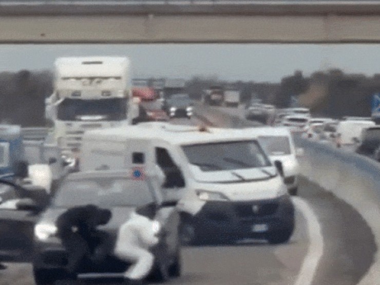 Video nóng: Cướp có vũ khí hạng nặng, phục kích nổ tung xe chở tiền trên đường cao tốc