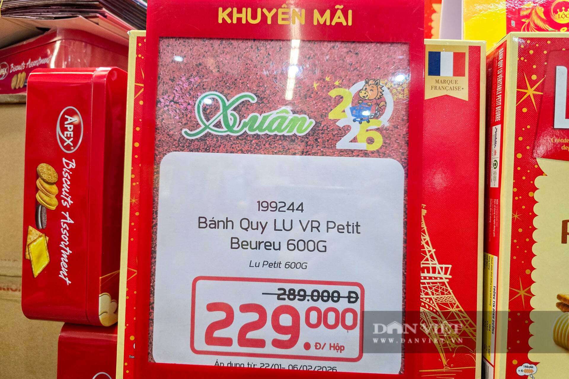 Năm nay, để kích cầu tiêu dùng, các hệ thống siêu thị đồng loạt tung ra nhiều chương trình khuyến mãi hấp dẫn. Những biển bảng "Xả hàng đón Tết", "Giảm giá sốc đến 50%", "Mua nhiều giảm sâu" được treo bắt mắt khắp các lối đi. Mẫu mã giỏ quà Tết, thực phẩm chế biến sẵn năm Bính Ngọ cũng được đánh giá là đa dạng, bao bì đẹp và giá cả bình ổn, đáp ứng nhu cầu của đa số người tiêu dùng.