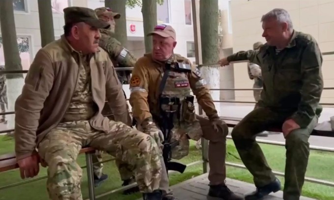 Thứ trưởng Quốc phòng Nga Yevkurov (trái), Yevgeny Prigozhin (giữa) và tướng Alekseyev (phải) tại thành phố Rostov-on-Don tháng 6/2023. Ảnh: Wagner