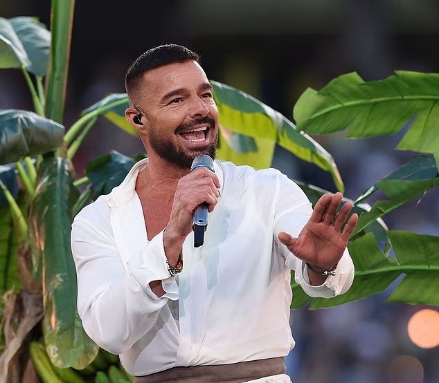 Ricky Martin trình diễn ở Super Bowl. Ảnh: Kevin C. Cox