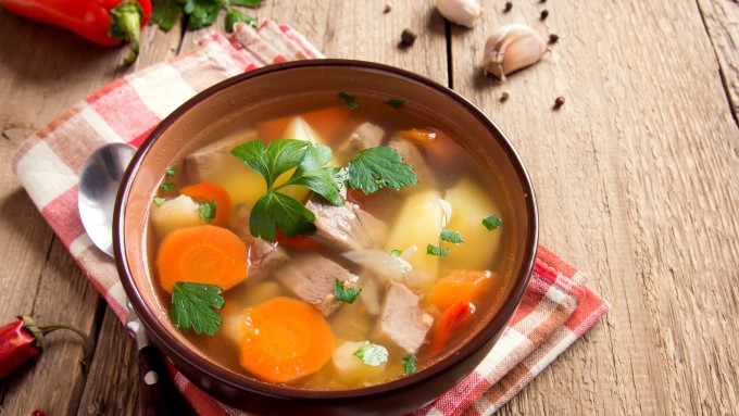 Nước xương hầm rau củ rất tốt cho da.