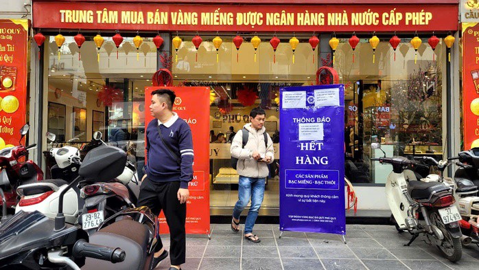 Các hiệu vàng lớn ở Hà Nội. Ảnh: THÙY LINH