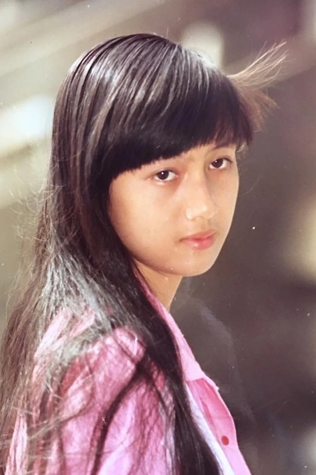 Cô thường để tóc mái ngang, làn da có phần rám nắng do thích chạy nhảy. Với Hiền Mai, những bức ảnh thời thanh xuân là tài sản quý giá. "Mỗi khi rảnh, tôi lật từng trang của cuốn album, bồi hồi nhớ về nhiều kỷ niệm", diễn viên nói.