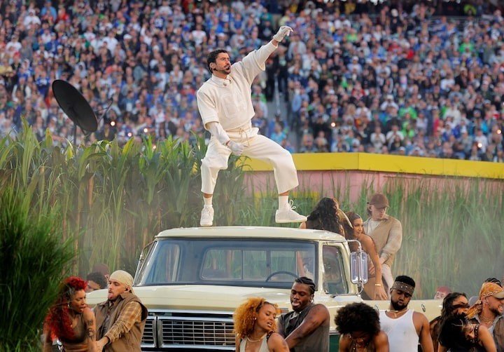 Bad Bunny biểu diễn trong chương trình giải lao giữa hiệp ở Super Bowl. Ảnh: Reuters.