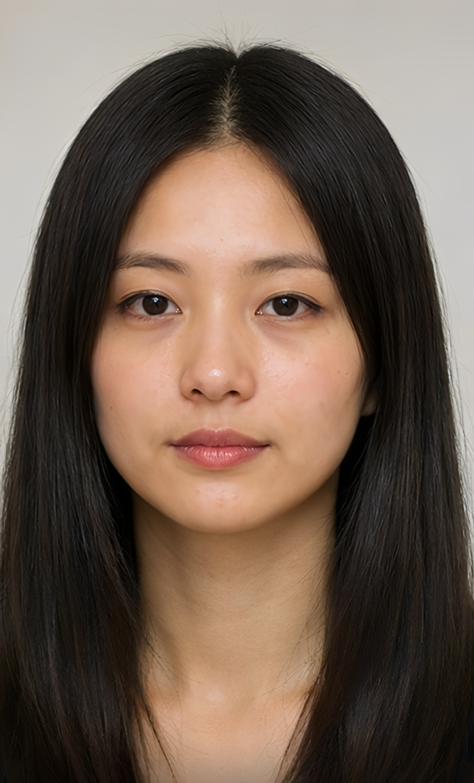 Phần chân tóc xẹp, ngôi chia chính giữa trán và tóc rơi thẳng hai bên má. Kiểu này thường làm lộ bọng mắt, má hóp và rãnh mũi má rõ hơn, đặc biệt dưới ánh sáng tự nhiên.