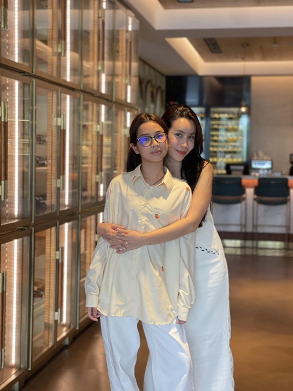 Hiện tại, cô bé đang học ở một trường quốc tế với học phí đắt đỏ.