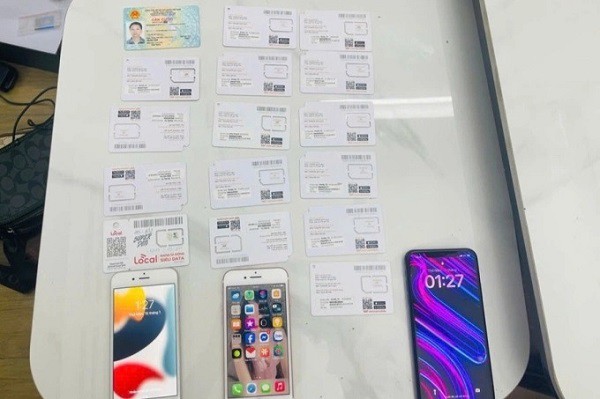 Điện thoại và sim rác nhóm Hoàn dùng để lừa đảo người mua vé xe trên mạng. Ảnh: Công an TP Hà Nội.