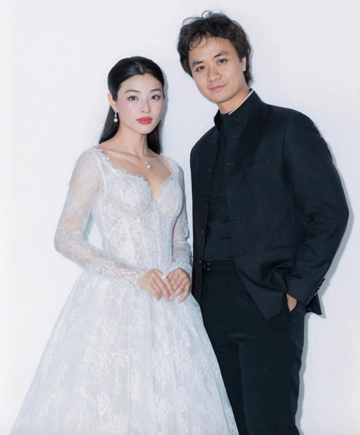 Lan Thy và bạn trai đã có 2 năm yêu nhau. Dustin Tiêu (tên thật Tiêu Nguyễn Đức Anh) hiện là nhạc trưởng của một dàn nhạc giao hưởng. Anh từng tốt nghiệp trung cấp piano chuyên nghiệp ở Nhạc viện Gracias Music Preparatory School, Hàn Quốc, sau đó theo học tại Nhạc viện Mahanaim, Mỹ. Những năm qua, anh chỉ huy nhiều đêm nhạc quy mô lớn, hút hàng nghìn khán giả.