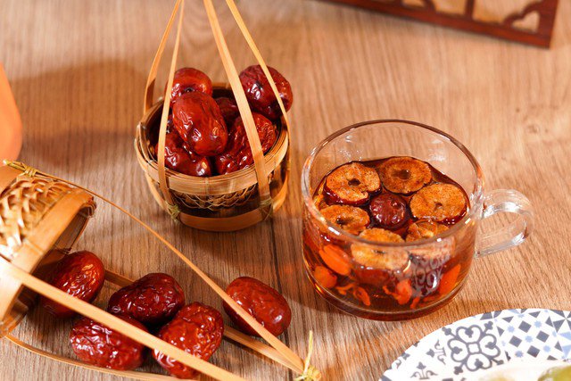 Trà táo đỏ giảm mệt mỏi, chống suy nhược, thích hợp cho người làm việc nhiều, ăn uống thất thường.