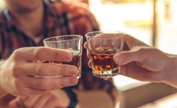 Uống 1-2 chén rượu, bao lâu thì hơi thở hết nồng độ cồn? (Ảnh minh họa).