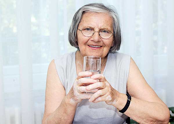 Người cao tuổi cần duy trì thói quen uống nước khi thức dậy và bổ sung nước đều đặn trong ngày.