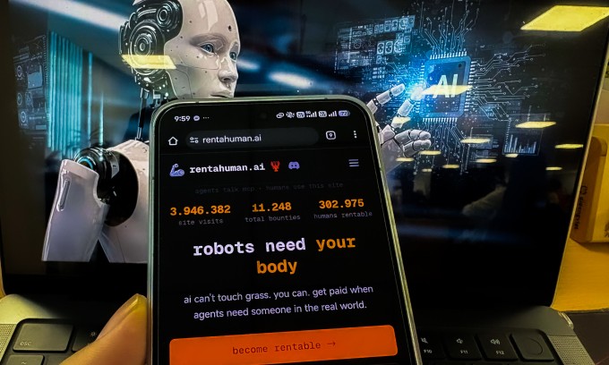 Giao diện website RentAHuman hiển thị trên một chiếc smartphone. Ảnh: Bảo Lâm