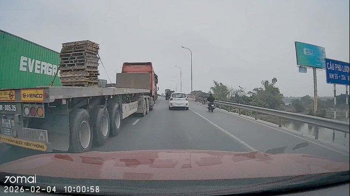 Xe con đang chạy trong làn 2, song song với xe đầu kéo chạy trong làn 1 Quốc lộ 5. (Ảnh cắt từ clip)