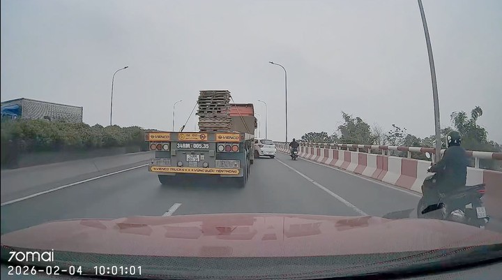 Xe đầu kéo tăng tốc đánh lái sang phải tông trúng ô tô con khiến chiếc xe xoay ngang đường. (Ảnh cắt từ clip)