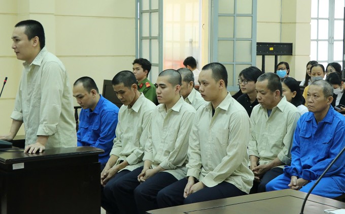 Bị cáo Hồ Ngọc Tuấn (thứ 2, hàng đầu) cùng các bị cáo tại tòa. Ảnh: Bình Nguyên