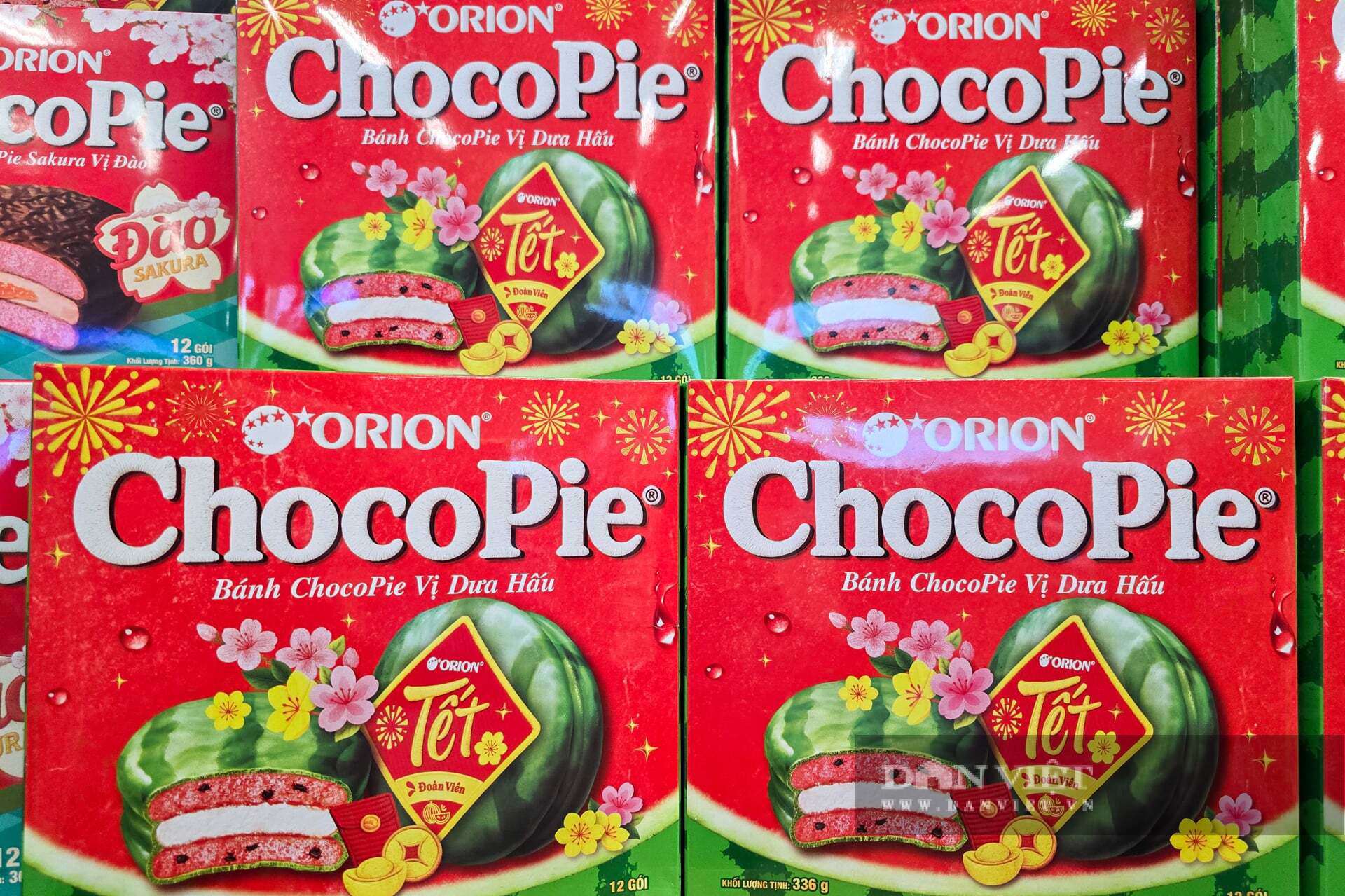 Năm nay, để kích cầu tiêu dùng, các hệ thống siêu thị đồng loạt tung ra nhiều chương trình khuyến mãi hấp dẫn. Những biển bảng "Xả hàng đón Tết", "Giảm giá sốc đến 50%", "Mua nhiều giảm sâu" được treo bắt mắt khắp các lối đi. Mẫu mã giỏ quà Tết, thực phẩm chế biến sẵn năm Bính Ngọ cũng được đánh giá là đa dạng, bao bì đẹp và giá cả bình ổn, đáp ứng nhu cầu của đa số người tiêu dùng.