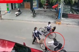 Clip: Thiếu niên phóng xe lao vào ô tô rồi “vồ ếch”, hất ngã nữ sinh giữa đường