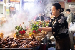 Chợ "nhà giàu" Hà Nội xuyên đêm làm hàng phục vụ ngày ông Công ông Táo