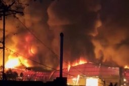 Xưởng nhựa hơn 1.000m² ở Hưng Yên bốc cháy dữ dội trong đêm