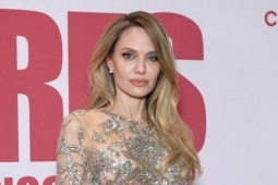 Diễn viên Angelina Jolie diện váy xuyên thấu, đẹp ngút ngàn ở tuổi 51