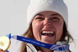 Huy chương Olympic mùa đông 2026 liên tục sứt mẻ, thậm chí vỡ làm đôi ngay khi được trao