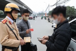 Cảnh sát hóa trang thành khách về quê xử lý xe ghép, ô tô chở quá người