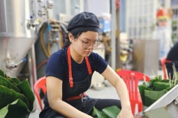 Người trẻ gói bánh chưng thuê, kiếm tiền triệu dịp cận Tết