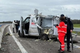 Video nóng: Cướp có vũ khí hạng nặng, phục kích nổ tung xe chở tiền trên đường cao tốc