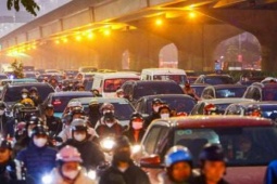 Giáp Tết, người Hà Nội mệt mỏi len lỏi giữa dòng xe ùn tắc cả ngày