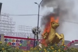 Linh vật ngựa đang thi công ở Thái Nguyên bốc cháy